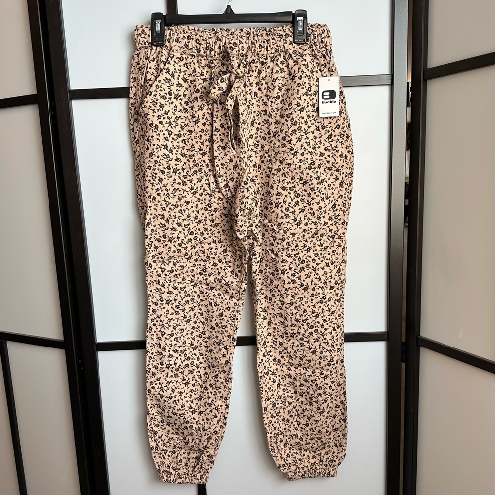 NWT Daytrip Woven Floral Jogger Buckle Spring Fashion Style Pants Sz Medium - Picture 3 of 12